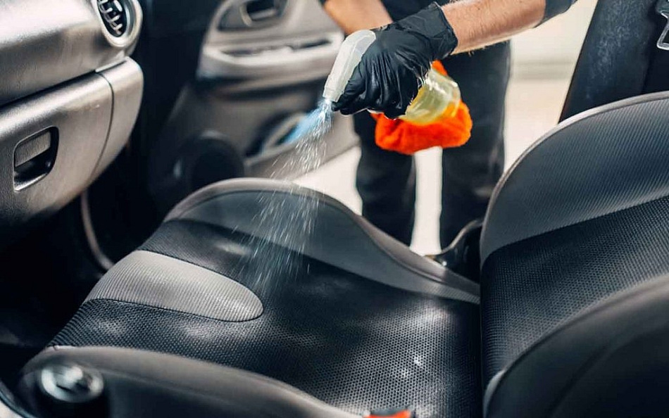 Wie reinigt man Stoffpolster im Autoinnenraum?