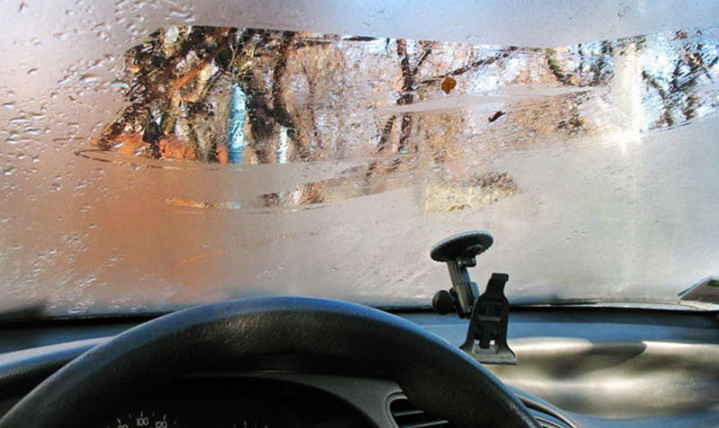 Warum schwitzen Autoscheiben: Ursachen und Lösungen