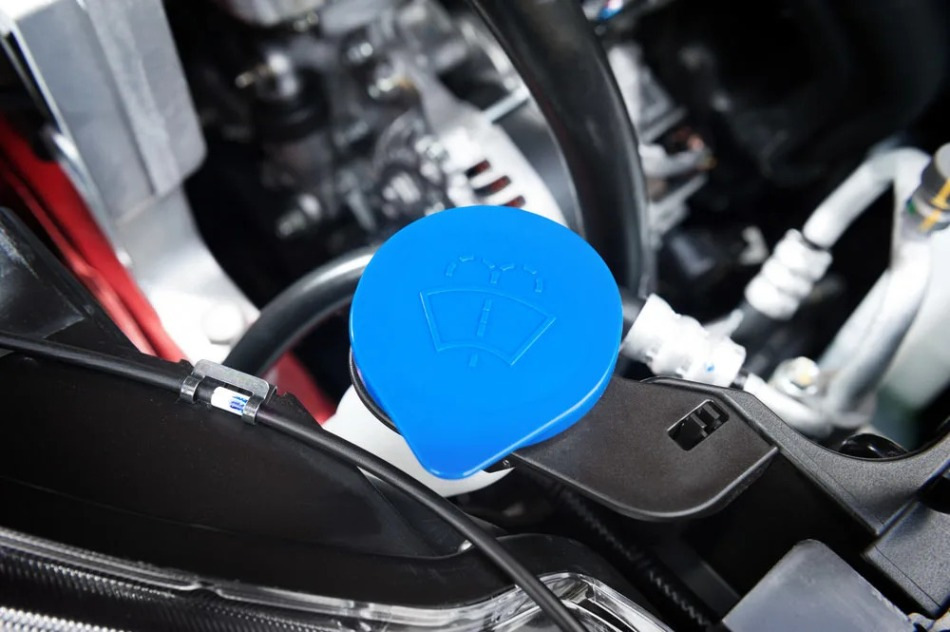 Wasser statt Waschwasser: Warum das für Ihr Auto keine gute Idee ist?