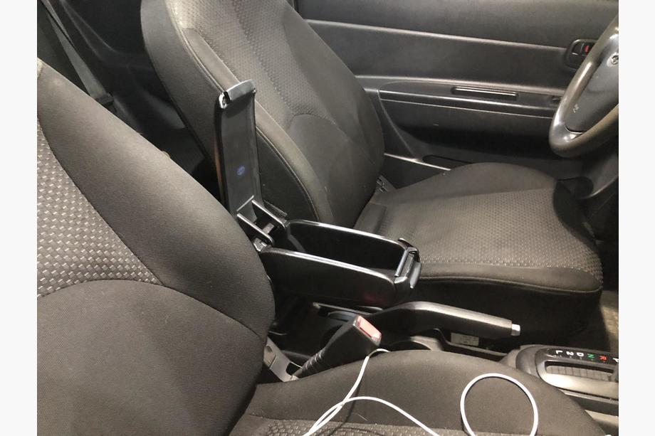 Hyundai Accent 2006-2010 Armlehne mit Becherhalter Foto 2