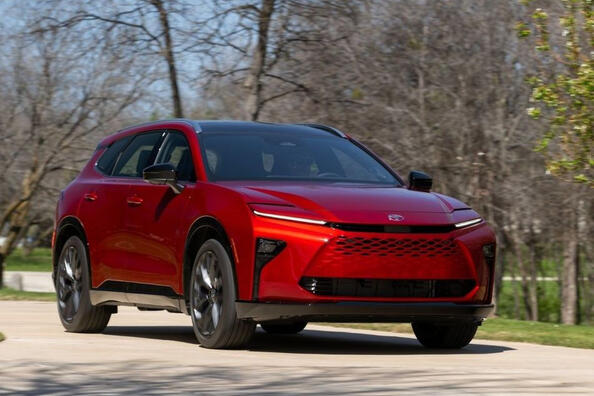 Testbericht zum Toyota Crown Signia Hybrid-Crossover