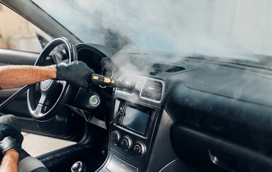 Muss ich den Autoinnenraum desinfizieren? Vor- und Nachteile abwägen