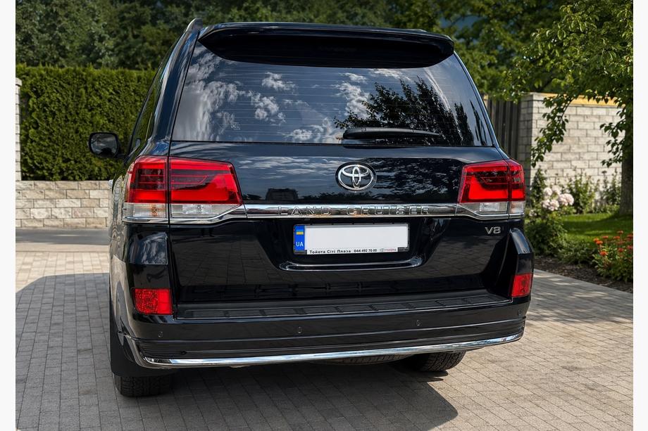 Toyota Land Cruiser 200 2007-2021 Heckblende mit Chrom 2016↗ (Executive 2019/2021) Weiß Foto 2