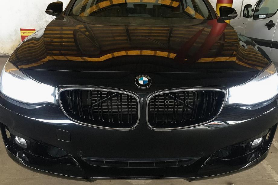 BMW 3 Series F34 2013–2020 Nieren M-Look (für F34, Schwarz Glanz mit Chromrahmen) Image