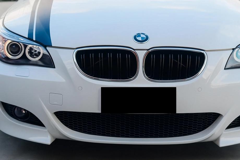BMW 5 Series E60/E61 2003-2010 Nieren M-Look (Schwarz Glanz mit Chromrahmen) Image