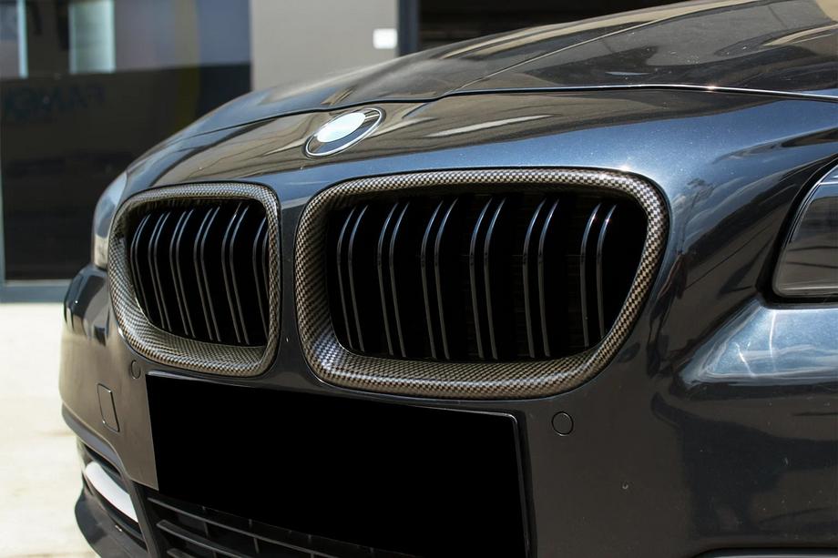 BMW 5 Series F10/F11 2010–2016 Nieren M-Look (schwarz glanz mit Carbon Wassertransferdruck) Image