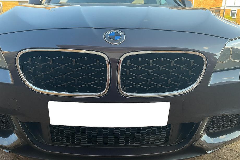BMW 5 Series F10/F11 2010–2016 Nieren Diamond Black mit Chromrahmen Image
