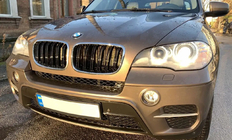 BMW X5 E70 2007-2013 Nieren M-Look (Schwarz Glanz mit Chromrahmen) Foto 1
