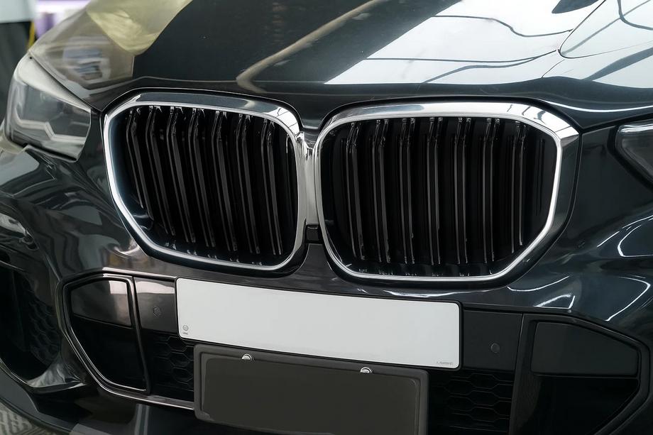 BMW X5 G05 2019–2026 Nieren M-Look (2019-2022, Schwarz Glanz mit Chromrahmen) Image