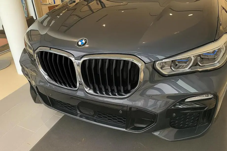 BMW X5 G05 2019–2026 Nieren 1 Bar (2019-2022, Schwarz Glanz mit Chromrahmen) Image