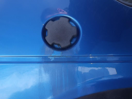 Was passiert, wenn man Benzin auf die Karosserie eines Autos verschüttet? Folgen und Erste Hilfe bei LFP