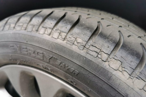 Warum reißen Autoreifen?