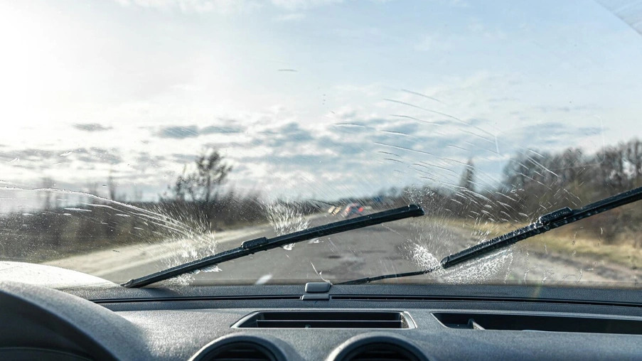 Warum zerkratzen Scheibenwischer Autoscheiben?
