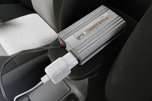 So erzeugen Sie 220 Volt im Auto: eine Schritt-für-Schritt-Anleitung
