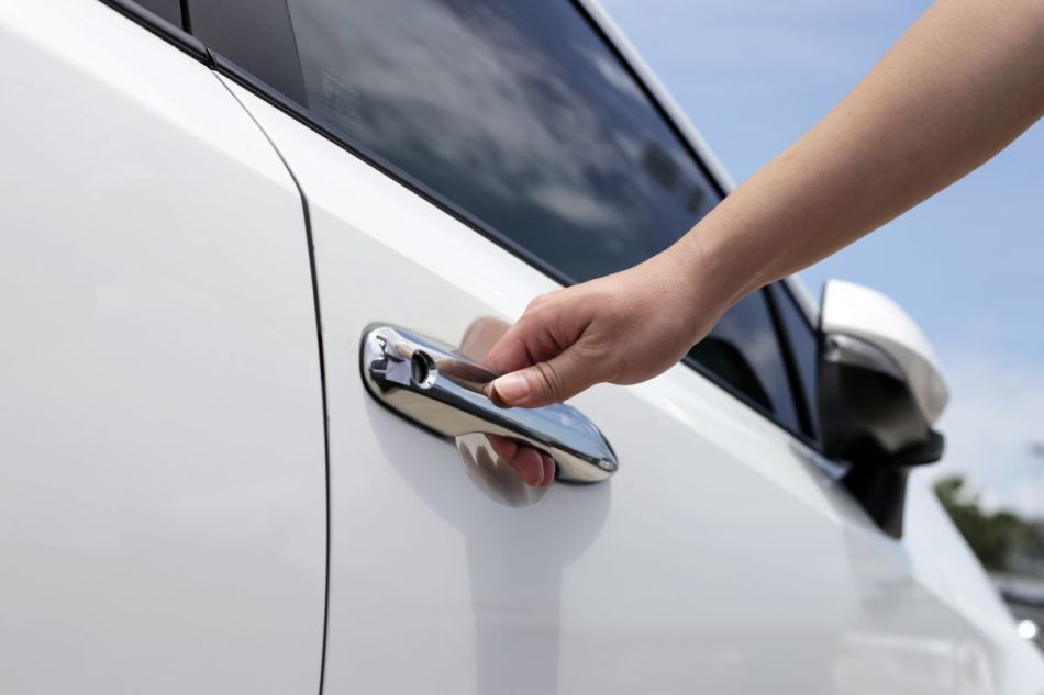 Das Auto erleidet einen Stromschlag: Warum das passiert und wie man es vermeiden kann
