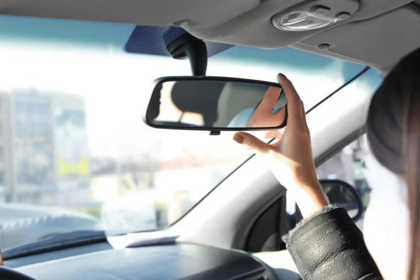 Was muss vor der Abfahrt im Auto überprüft werden?