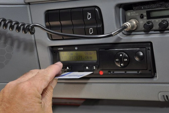 Was ist ein Fahrtenschreiber im Auto und wozu wird er benötigt?
