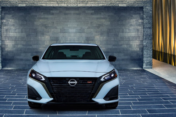 Aktualisierter Nissan Altima: ein frischer Blick auf die klassische Limousine