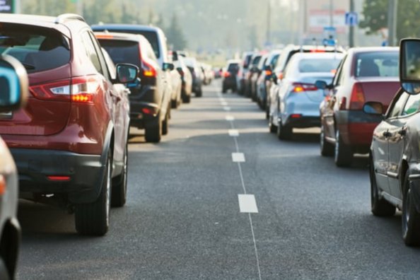 So vermeiden Sie eine Überhitzung Ihres Autos im Sommerstau: praktische Tipps