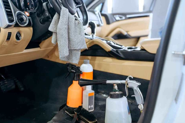 Kann ich den Innenraum meines Autos selbst chemisch reinigen?