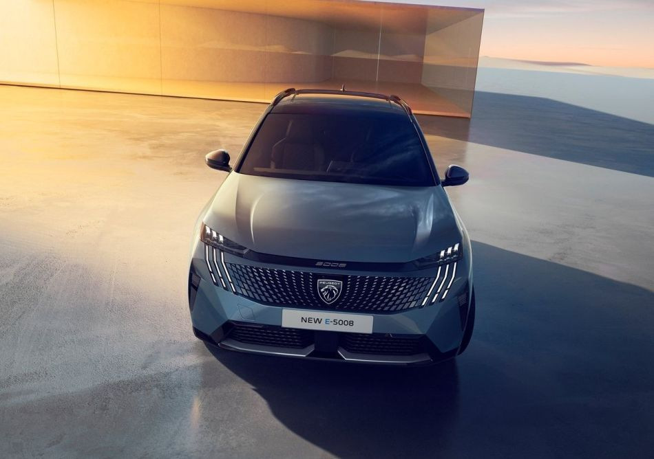 Peugeot e-5008 2024: Testbericht des elektrischen Crossovers mit sieben Sitzen
