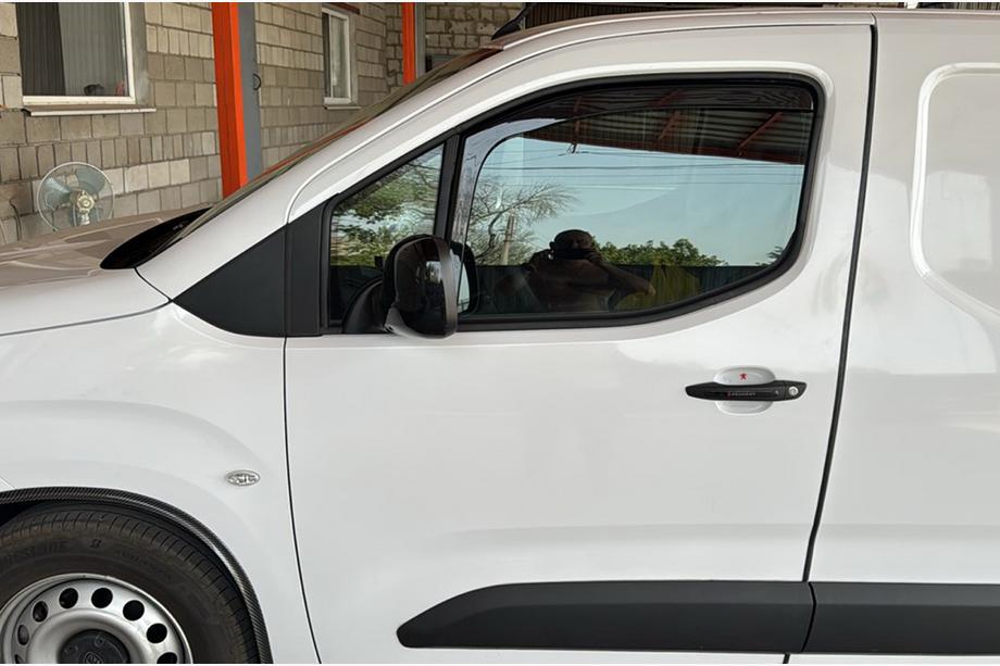 Citroen Berlingo/Multispace 2018- Einschub-Windabweiser Niken Luxury (2 Stk) Foto 3