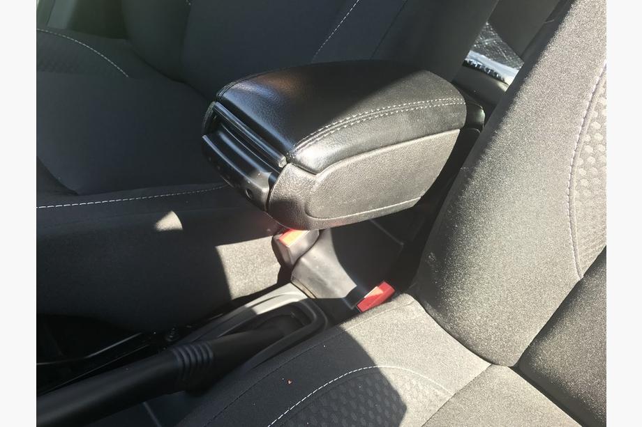 Renault Duster 2008–2017 Armlehne (in Getränkehalter) Foto 4