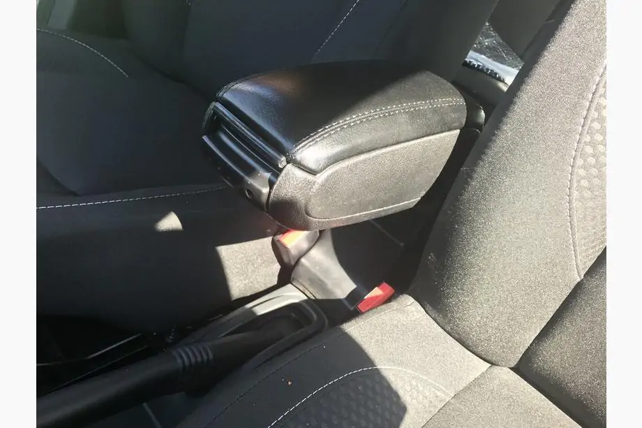 Renault Duster 2008–2017 Armlehne (in Getränkehalter) Foto 4