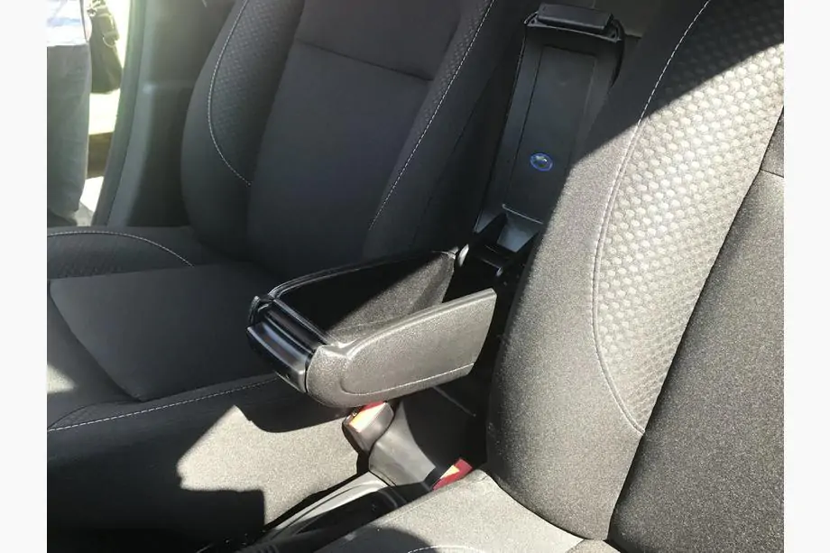 Renault Duster 2008–2017 Armlehne (in Getränkehalter) Foto 5