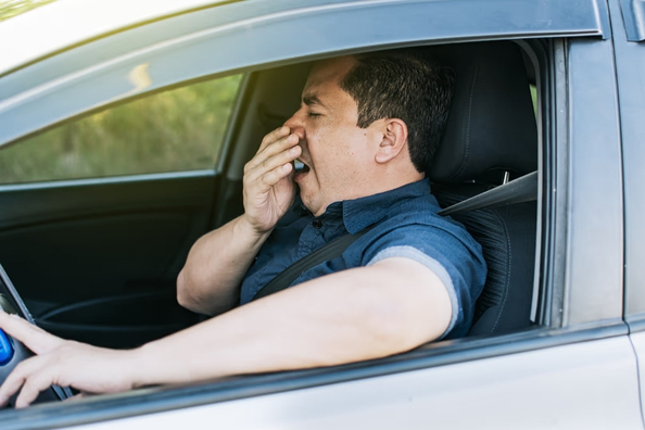 So vermeiden Sie das Einschlafen am Steuer: Einfache Tipps für eine sichere Langstreckenfahrt