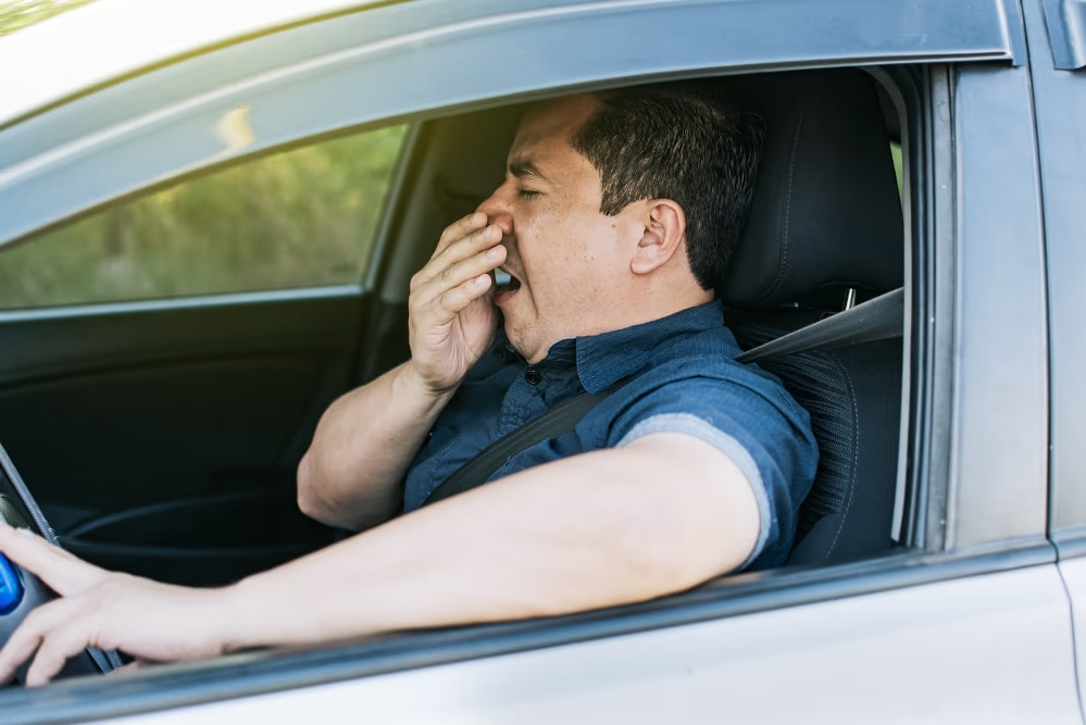 So vermeiden Sie das Einschlafen am Steuer: Einfache Tipps für eine sichere Langstreckenfahrt