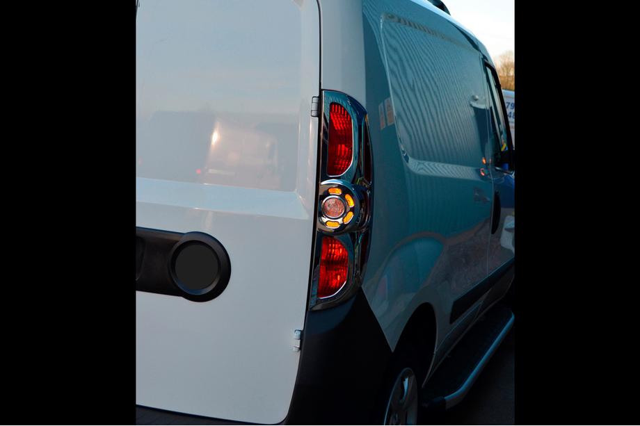 Fiat Doblo II 2010-2022 Chrom Blenden für Rückleuchten (2010-2015, 2 Stk, Kunststoff) Foto 2