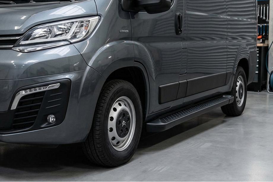 Peugeot Boxer 2006-2025 Trittbretter Allmond Black (2 Stk., Aluminium) Image