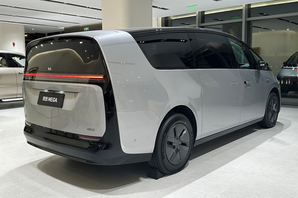 Li Mega-Test: ein futuristischer Minivan mit Schnellladefunktion Foto 3