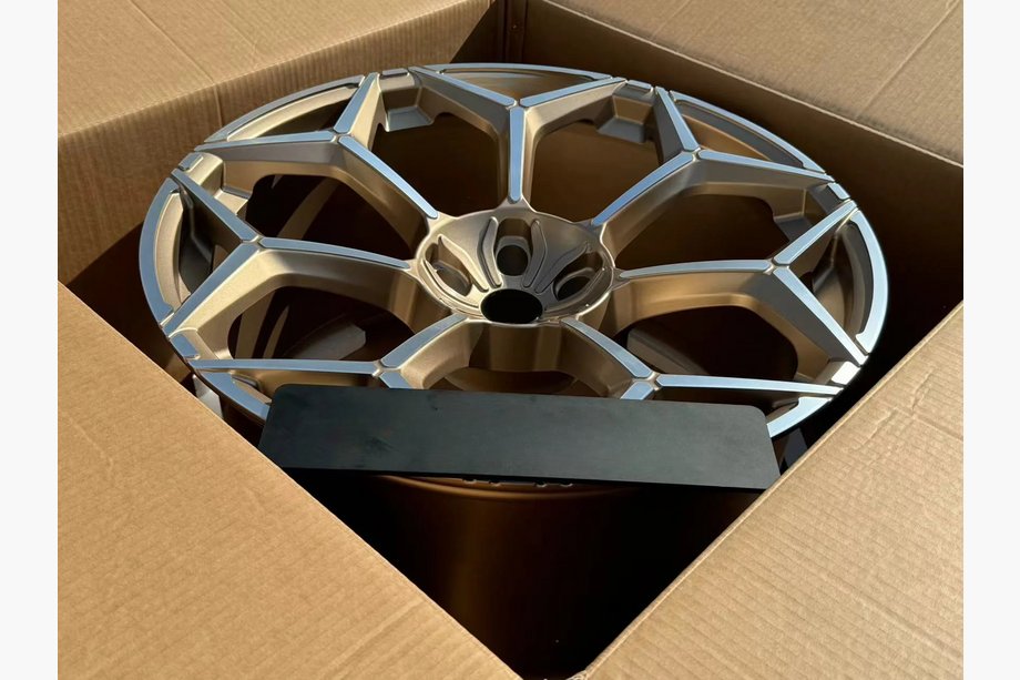Lamborghini Urus 2018- Geschmiedete OEM Felgen R24 (4 Stk) Foto 14