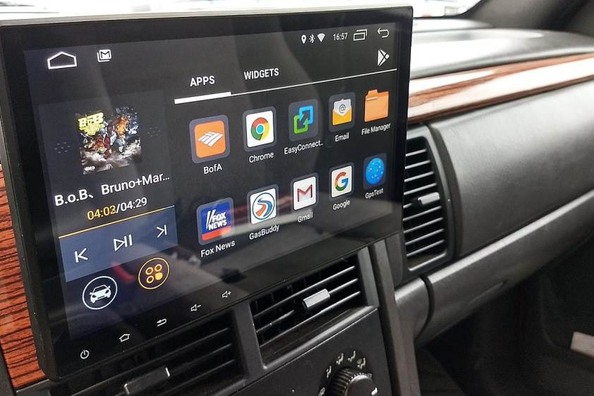 Kann man ein Multimediazentrum in ein altes Auto einbauen?
