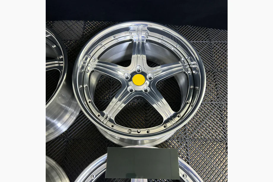 Ferrari 550 Geschmiedete OEM Felgen R19 (4 Stk) Image