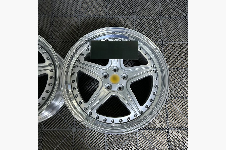 Ferrari 456 Geschmiedete OEM Felgen R19 (4 Stk) Image