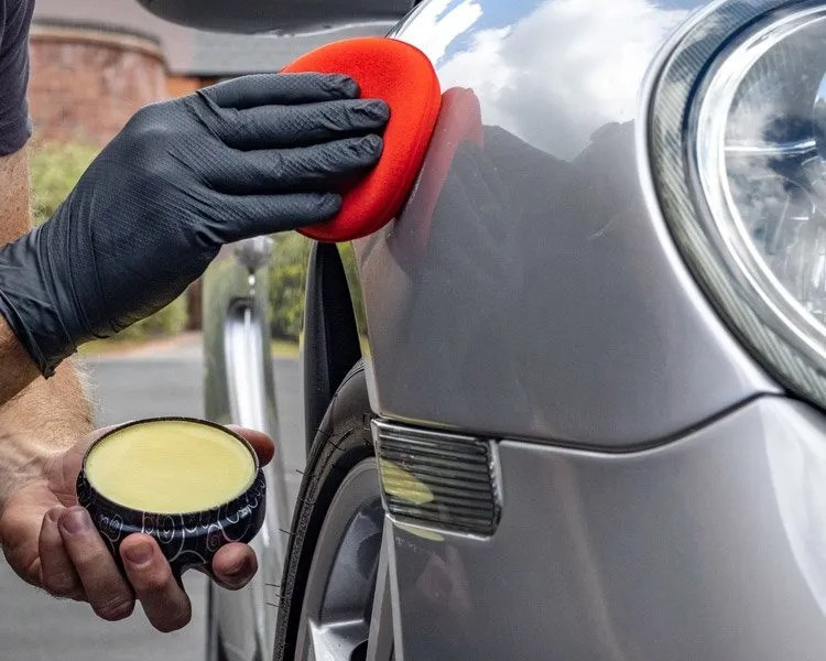 Autowachs richtig wählen: Glanz und Schutz garantiert