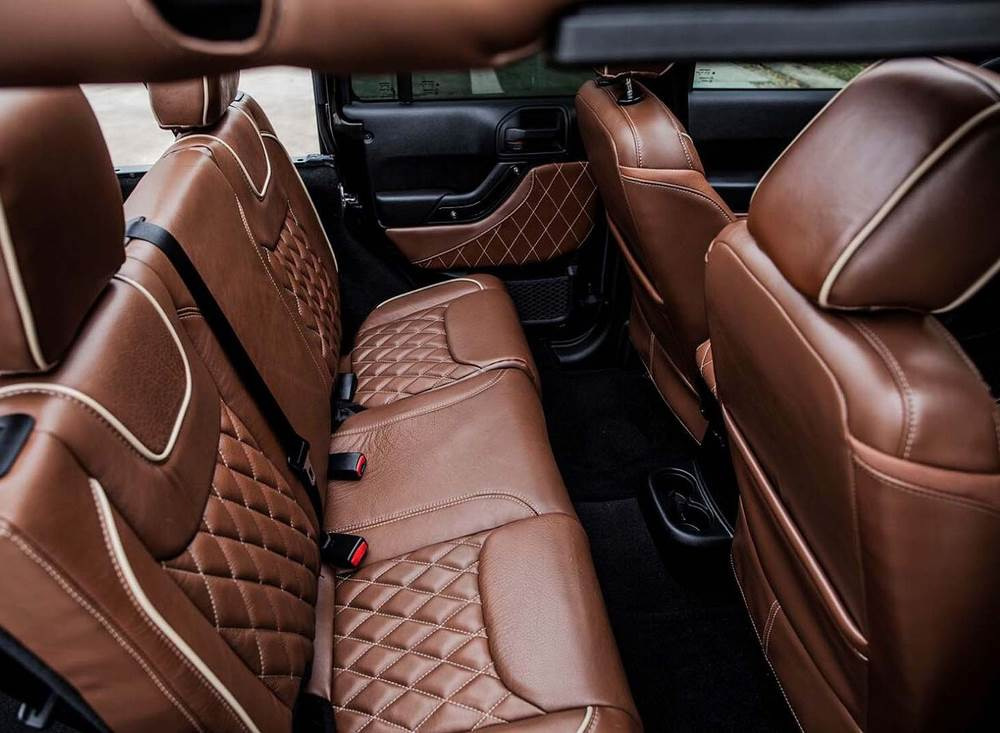 Wie man die Lebensdauer des Leders im Auto verlängert