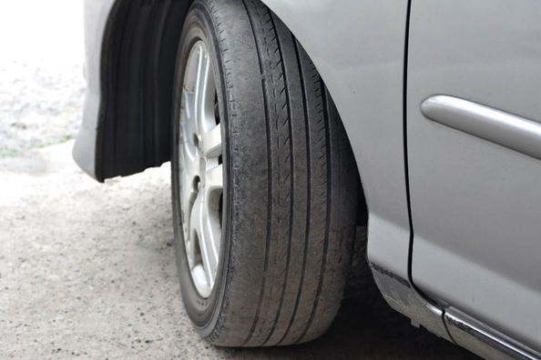 Warum abgefahrene Reifen am Auto gefährlich sind