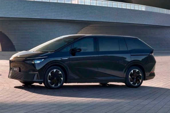XPeng X9 im Test: Futuristischer elektrischer MPV für Familienreisen Foto 2