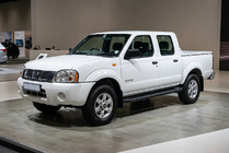 Nissan NP300 1999-2015 Trittbretter Allmond Black (2 Stk., Aluminium) Foto 1
