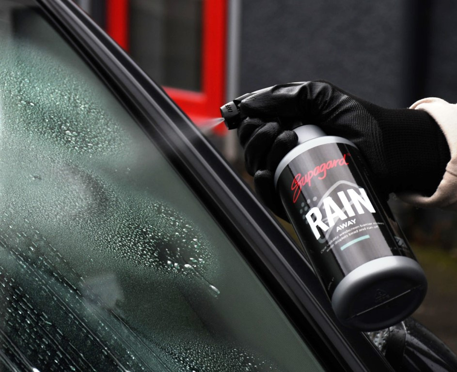 Wann man Anti-Regen auf Autoscheiben aufträgt und wie man die beste Wirkung erzielt