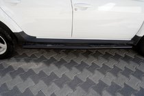 Dacia Duster 2008-2018 Seitliche Trittrohre mit Einsätzen Black (2 Stk., Edelstahl) Foto 1