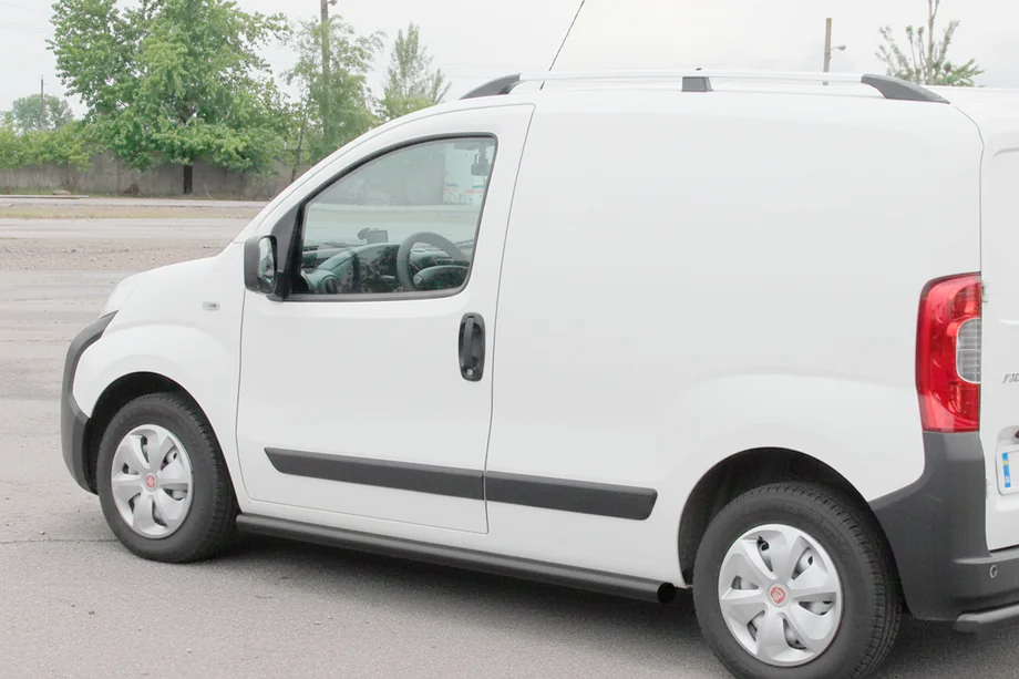 Fiat Fiorino/Qubo 2008-2024 Seitliche Trittrohre Ø60 Schwarz (2 Stk., Edelstahl) Image