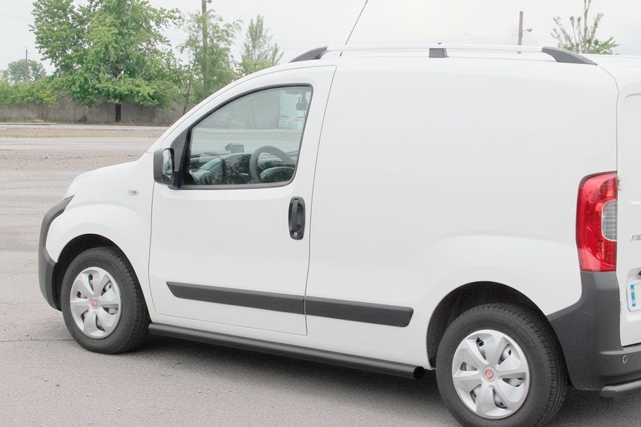 Peugeot Bipper 2008-2017 Seitliche Trittrohre Ø60 Schwarz (2 Stk., Edelstahl) Image