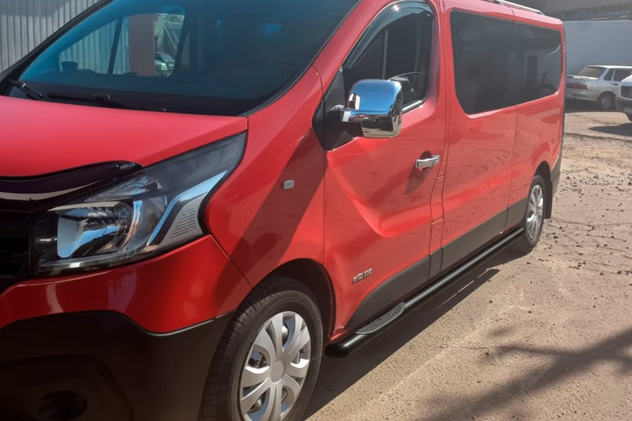 Nissan NV300/Primastar 2016- Seitenschutzrohre BB002 Schwarz (2 Stk., Edelstahl) 70 mm, kurzer Radstand Foto 5