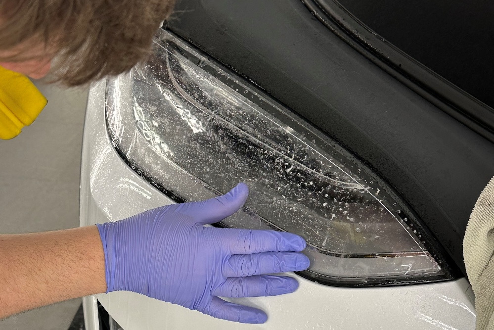 Wie schützt man Scheinwerfer nach dem Polieren besser: mit Lack oder Folie?
