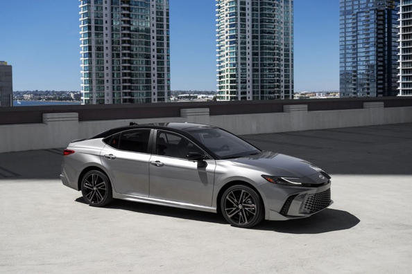 Toyota Camry (XV80) Test: Zuverlässige Hybridlimousine der neuen Generation Foto 1